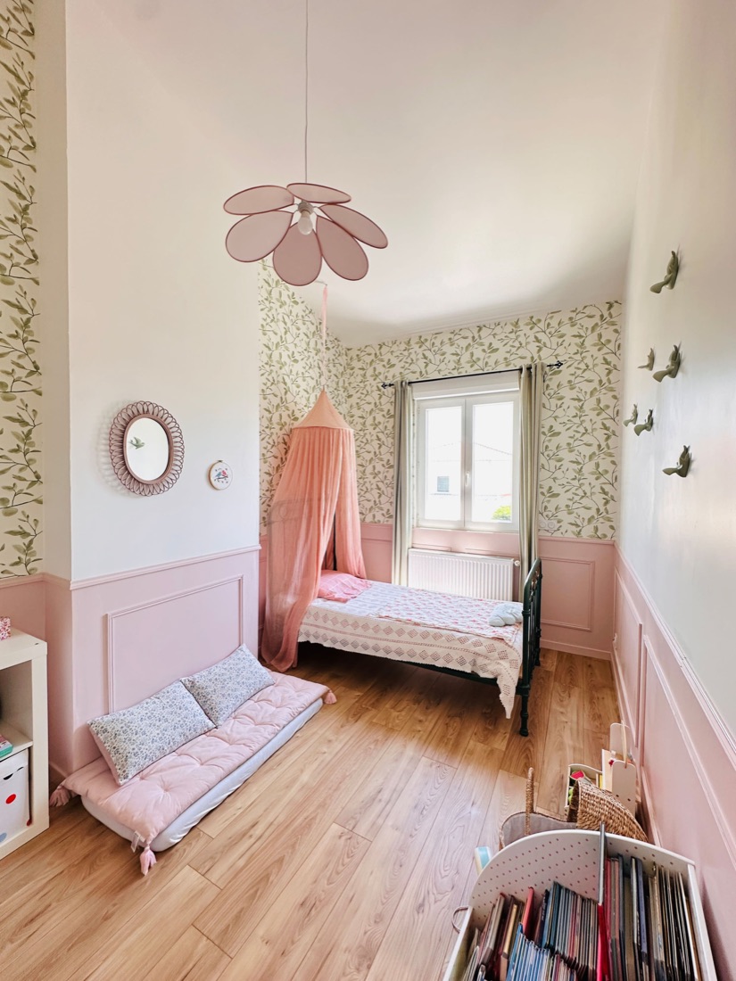 Chambre aux boiseries roses, papier peint végétal et ciel de lit