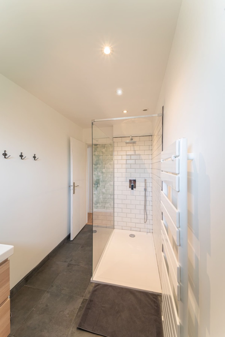 Salle de bains avec douche à l’italienne et carrelage métro blanc